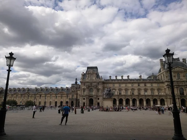 Квадрат і Лувр будівлі в Парижі — стокове фото