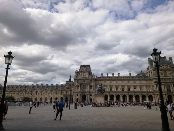 Квадрат і Лувр будівлі в Парижі — стокове фото