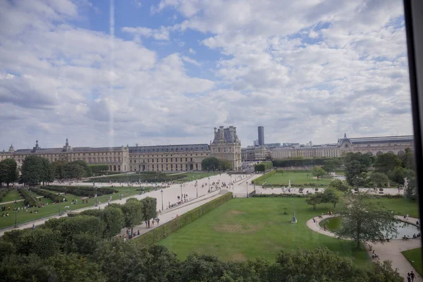 Paris görünümünden Louvre yakınındaki dönme dolap — Stok fotoğraf