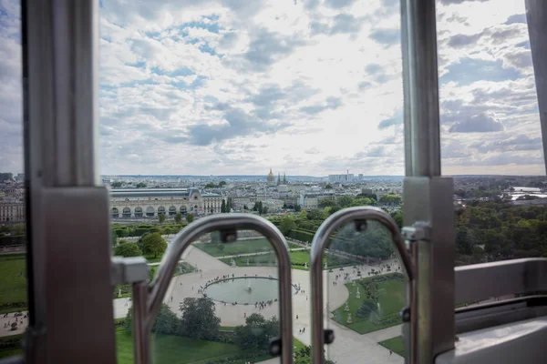 Видом на Париж з чортове колесо поблизу Лувру — стокове фото