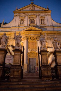 Krakow binalarda gece fener ışığında