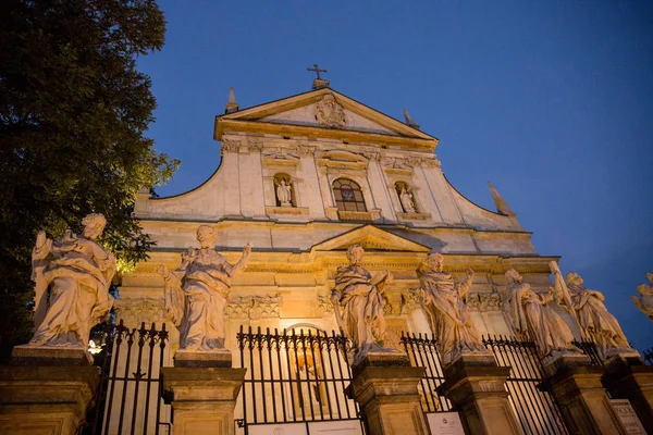 Krakow binalarda gece fener ışığında