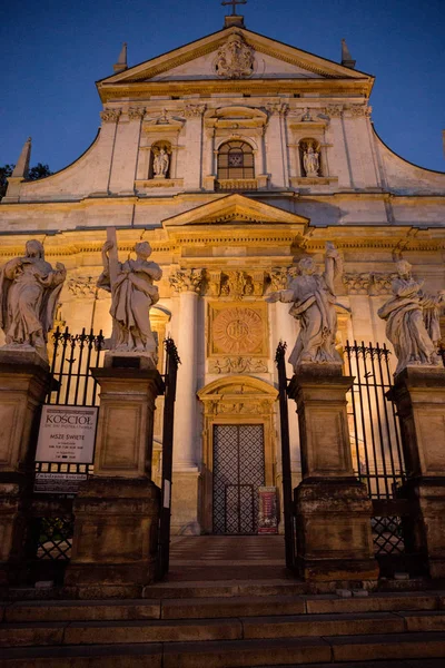 Krakow binalarda gece fener ışığında