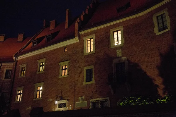 Edifícios em Cracóvia à noite pela luz das lanternas — Fotografia de Stock