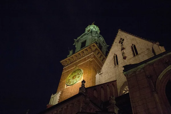 Здания в Кракове ночью при свете фонарей — стоковое фото