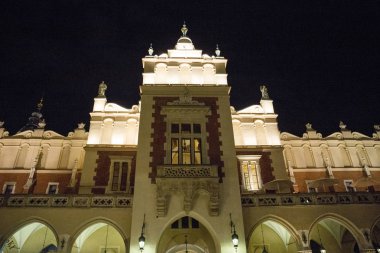 Krakow binalarda gece fener ışığında