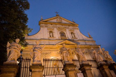 Krakow binalarda gece fener ışığında