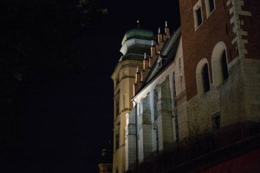Krakow binalarda gece fener ışığında