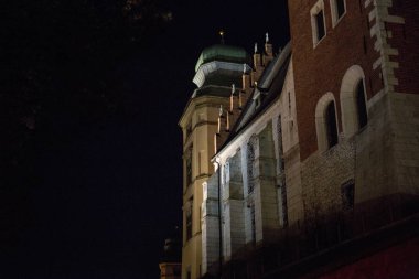 Krakow binalarda gece fener ışığında