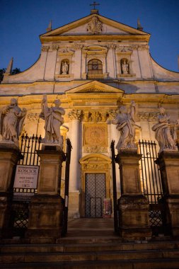Krakow binalarda gece fener ışığında
