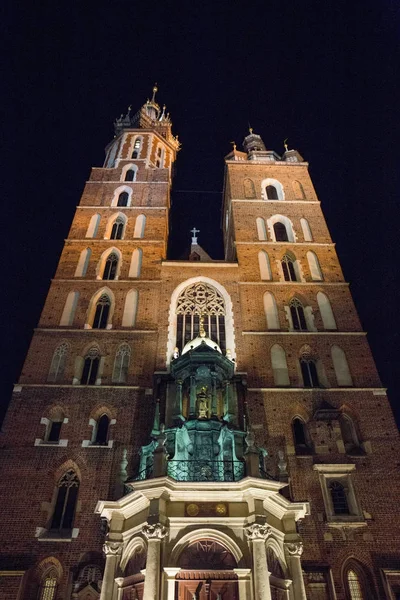 Byggnader i Kraków på natten av lyktor ljus — Stockfoto
