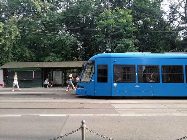Tramwaje w Krakowie w godzinach popołudniowych na ulicy — Zdjęcie stockowe