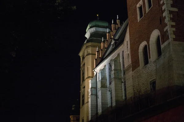Edifícios em Cracóvia à noite pela luz das lanternas — Fotografia de Stock