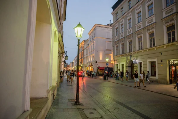 街道和建筑的克拉科夫在夏天的晚上 — 图库照片