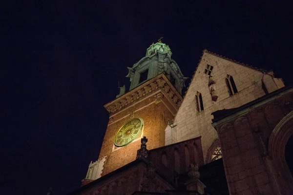 Byggnader i Kraków på natten av lyktor ljus — Stockfoto