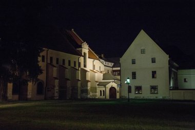 Krakow binalarda gece fener ışığında