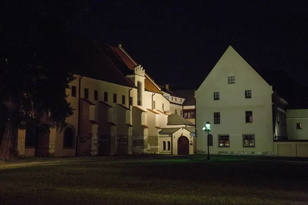 Здания в Кракове ночью при свете фонарей — стоковое фото