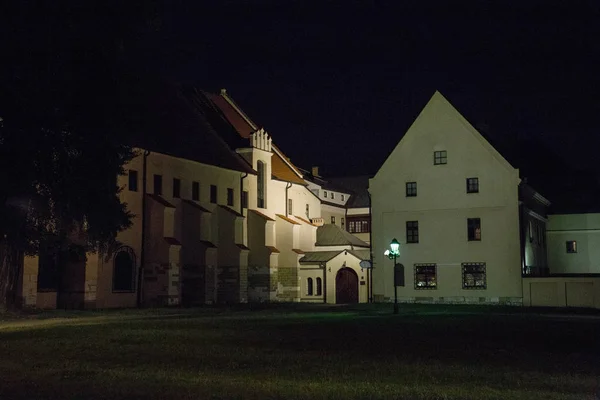 Bâtiments à Cracovie la nuit à la lumière des lanternes — Photo