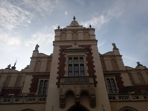 Budynek w Krakowie przeciwko niebo wieczorem — Zdjęcie stockowe