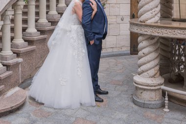 Gelin ve damat birlikte merdivenlerde.