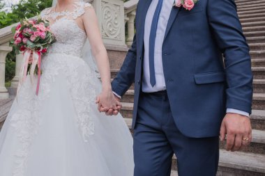 Gelin ve damat birlikte el Parkta yürümek