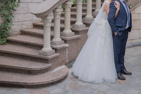 Наречений і наречений разом на сходах — стокове фото