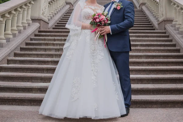 Жених и невеста вместе на лестнице — стоковое фото