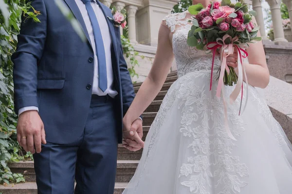 Bruid en bruidegom samen op de trap — Stockfoto