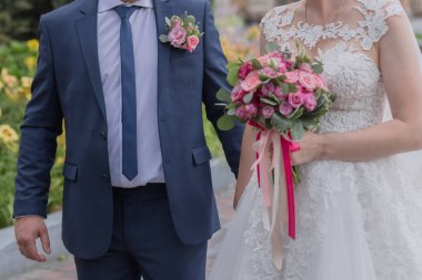 Gelin ve damat birlikte el Parkta yürümek