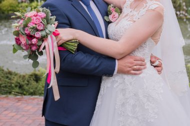 Gelin ve damat parkta sarılıyorlar