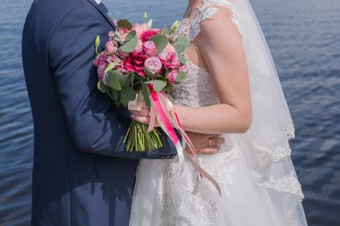 Gelin ve damat su karşı birlikte hareket