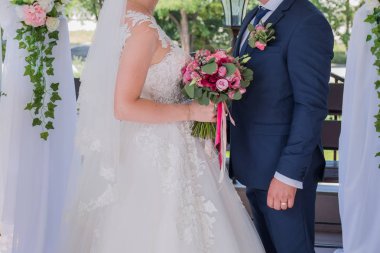 Gelin ve Damat Düğün kemer altında birlikte hareket