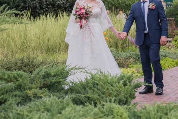 新郎新娘一起在公园里散步 — 图库照片
