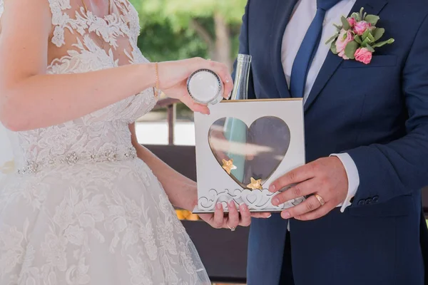 Bride and groom at the ceremony of the sand ceremony — Stock Photo, Image