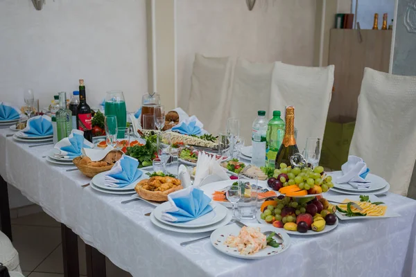 Bruiloft tafel in een restaurant met decor — Stockfoto