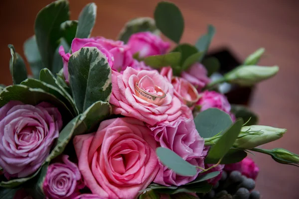 신부 부케와 신랑의 boutonniere 테이블에 — 스톡 사진