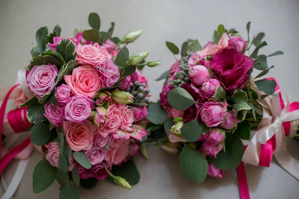 Bröllop brudbukett med rosa blommor ligger på sängen — Stockfoto