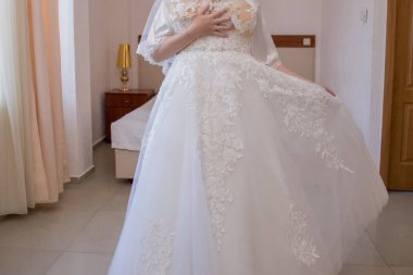 Gelin sabahlık ve gelinlik elinde