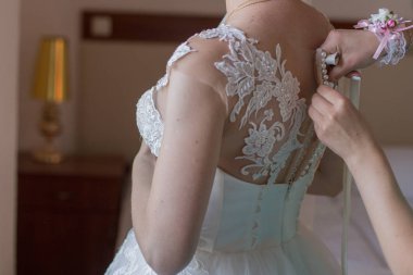 odada bir düğün elbise gelin