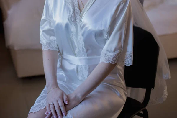 Bruden i badrock som sitter på en stol i rummet — Stockfoto