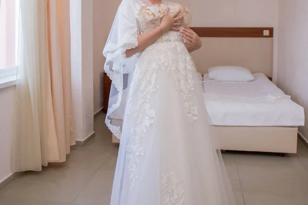 ガウンと手でウェディング ドレスの花嫁 — ストック写真