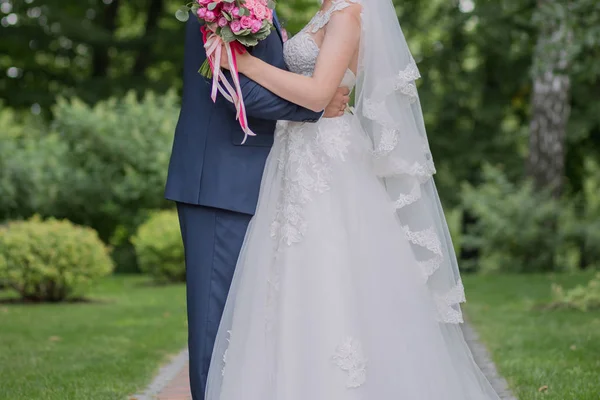 Novia y novio y ramo de bodas en el parque — Foto de Stock