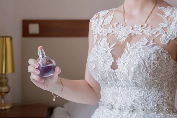 Pengantin dalam gaun pengantin menyemprotkan parfum — Stok Foto