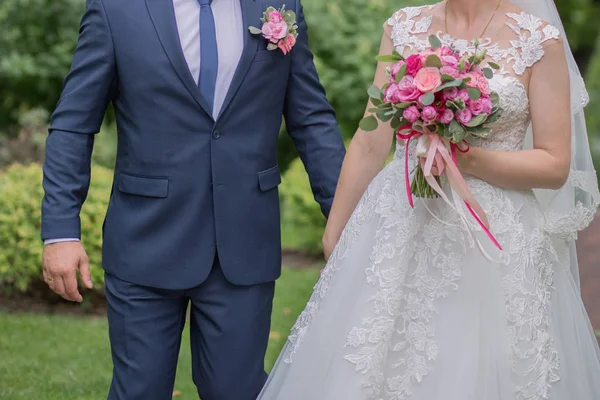 Noiva e noivo e buquê de casamento no parque — Fotografia de Stock