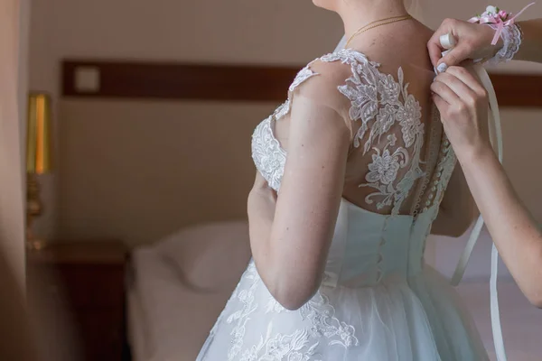 Наречена одягнена на весільну сукню в кімнаті — стокове фото