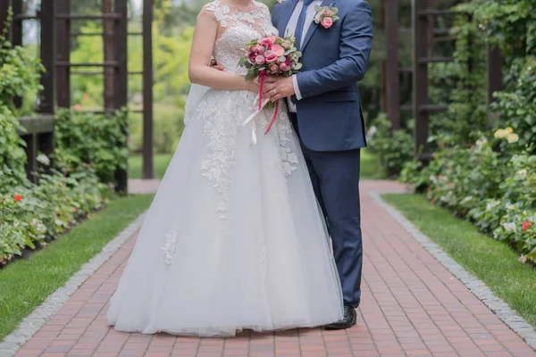 花嫁および新郎と公園での結婚式のブーケ — ストック写真