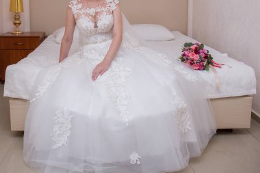 bir gelinlik gelin yatak odasında oturur