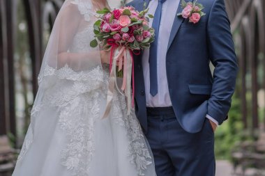 Gelin ve damat ve Park Düğün buketi