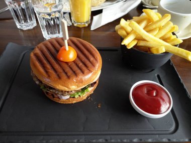 bir restoran ve sosu bir tepside hamburger