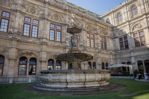 Historische, schöne gebäude und strassen der stadt wien — Stockfoto